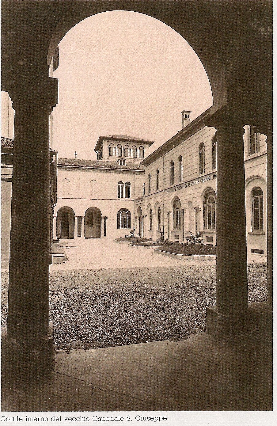 The%20old%20cloister.jpg